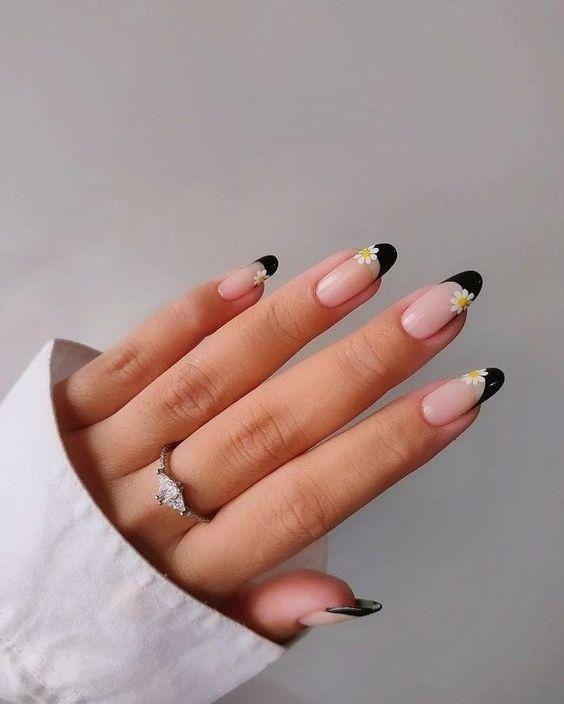 ιδέες-για-μαύρο-μανικιούρ-Καλοκαίρι 2023-