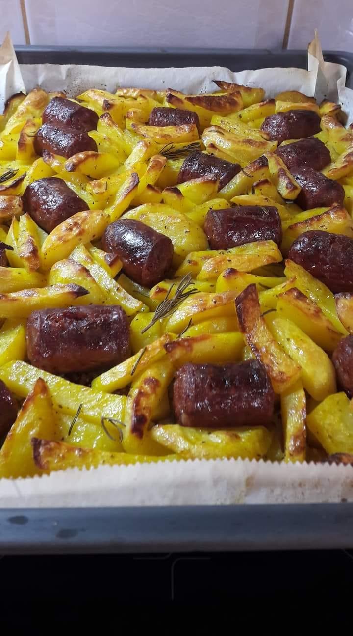 πατάτες-με-λουκάνικα-στη-λαδόκολλα-συνταγή- πατάτες-με-λουκάνικα-στη-λαδόκολλα-συνταγή-