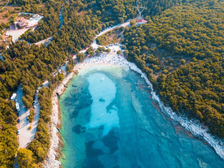 Έμπλυση-παραλία-στη-Κεφαλονιά-