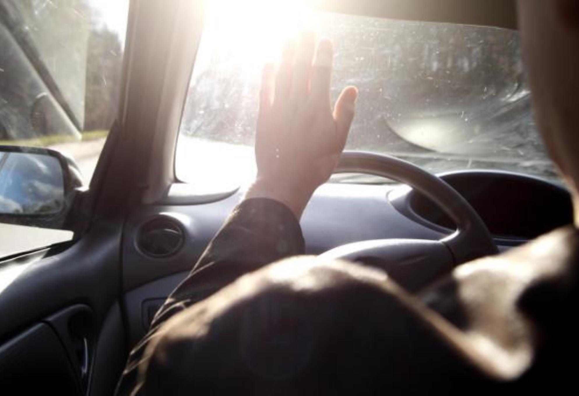 Καύσωνας και οδήγηση – Ποιους κινδύνους εμπεριέχει και τι πρέπει να προσέξετε