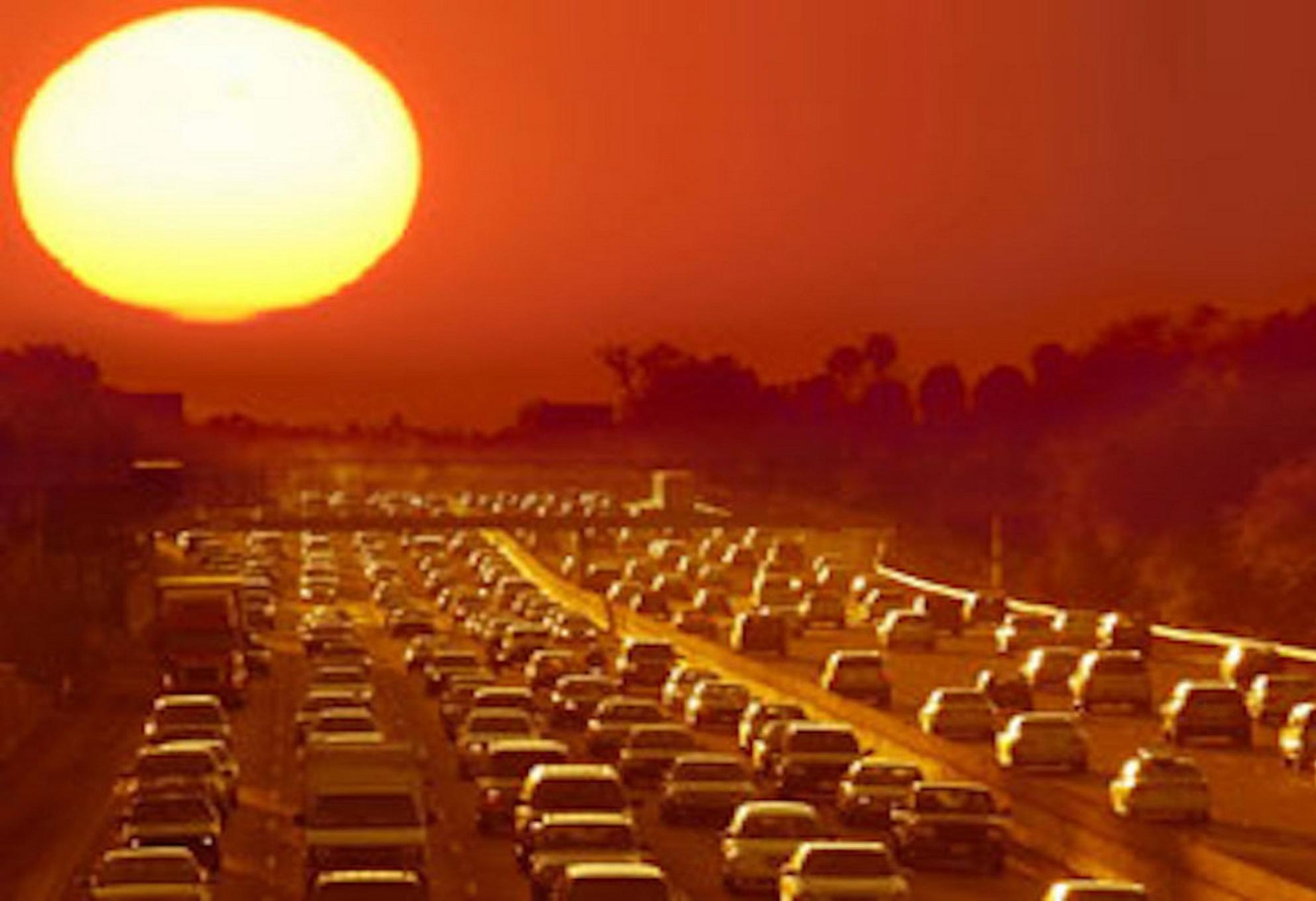 Καύσωνας και οδήγηση – Ποιους κινδύνους εμπεριέχει και τι πρέπει να προσέξετε