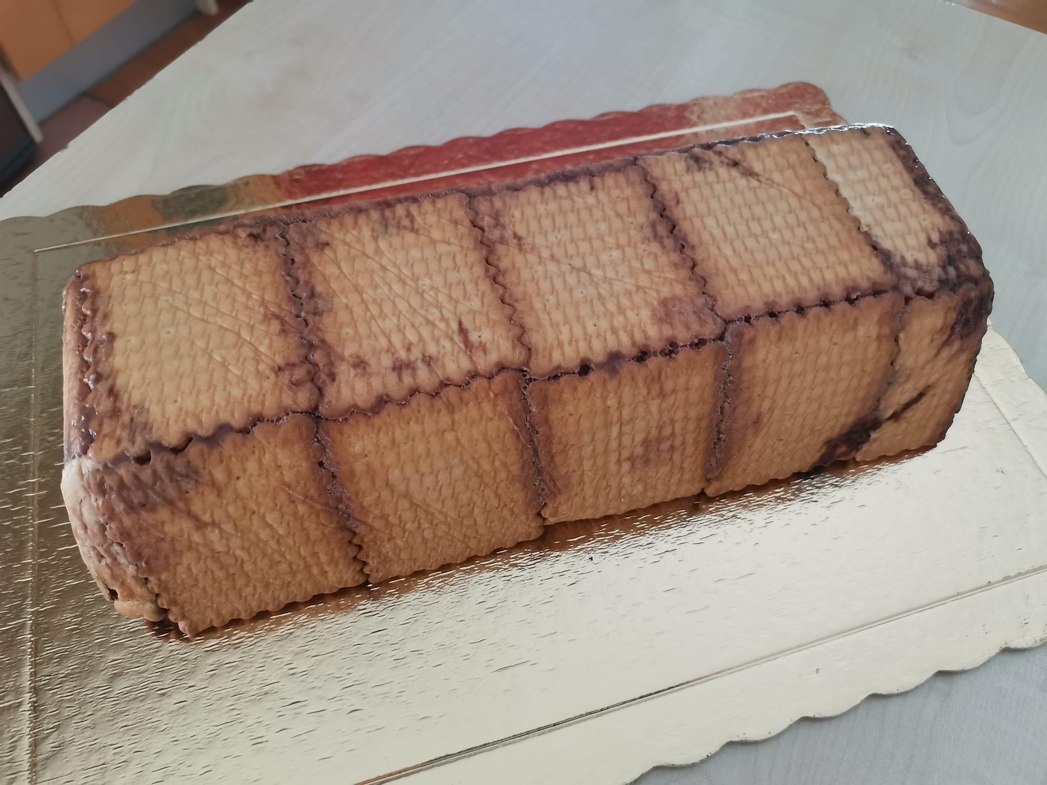 κορμός-με-σοκολάτα-και-μπισκότα-σε-φόρμα-συνταγή-