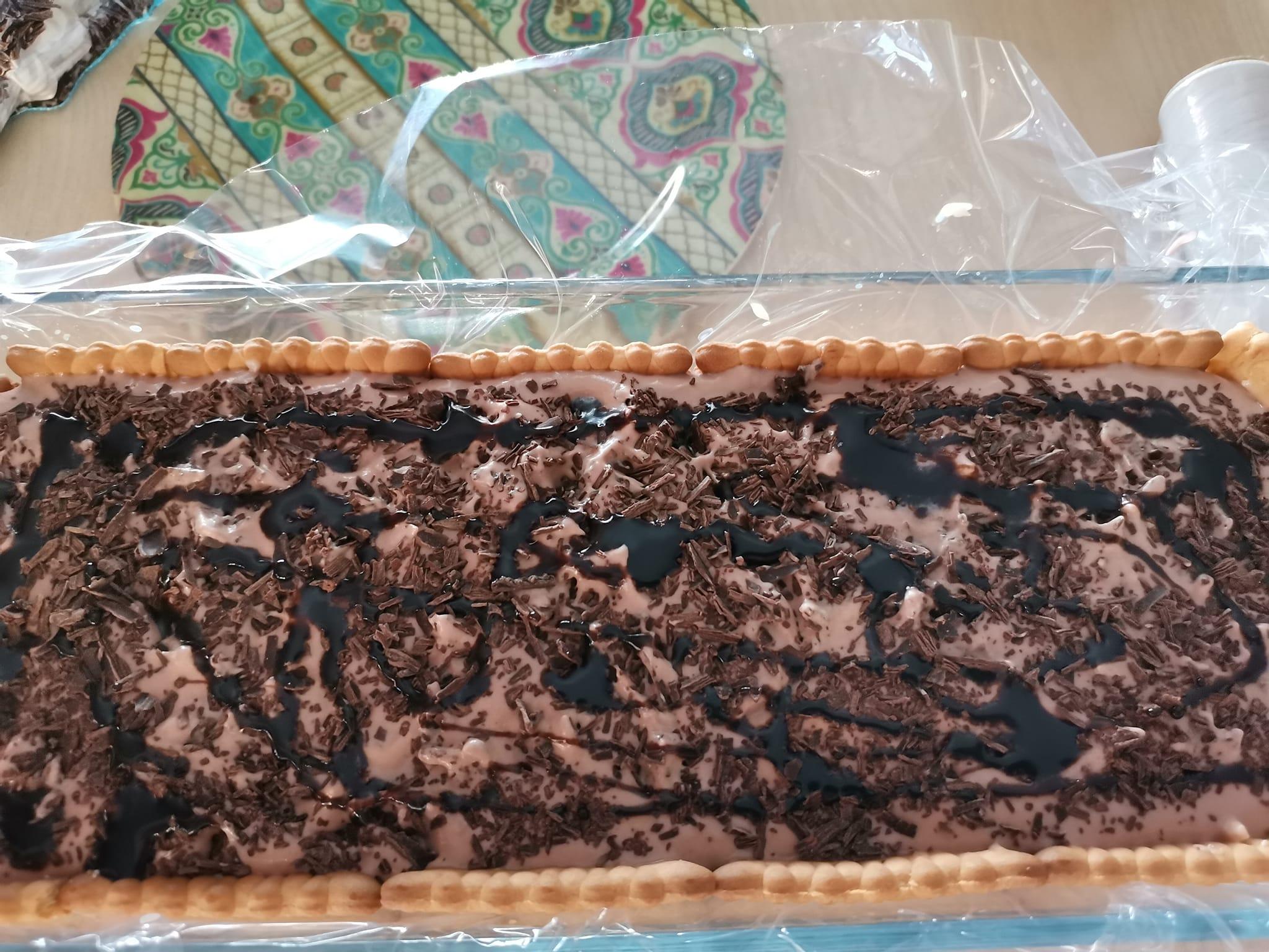 κορμός-με-σοκολάτα-και-μπισκότα-σε-φόρμα-συνταγή-