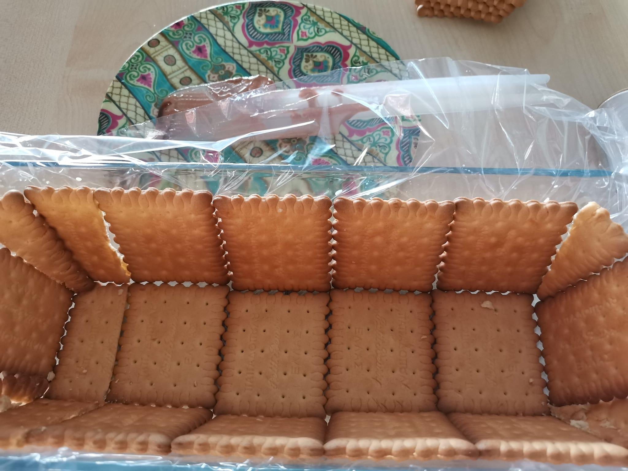 κορμός-με-σοκολάτα-και-μπισκότα-σε-φόρμα-συνταγή-