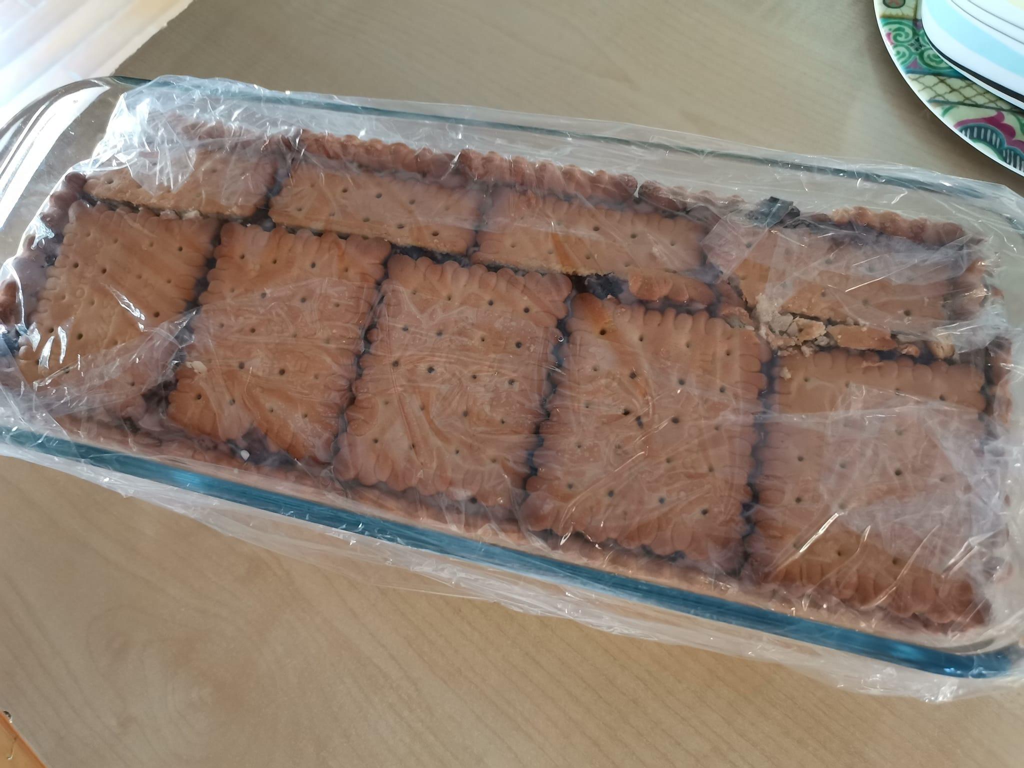 κορμός-με-σοκολάτα-και-μπισκότα-σε-φόρμα-συνταγή-