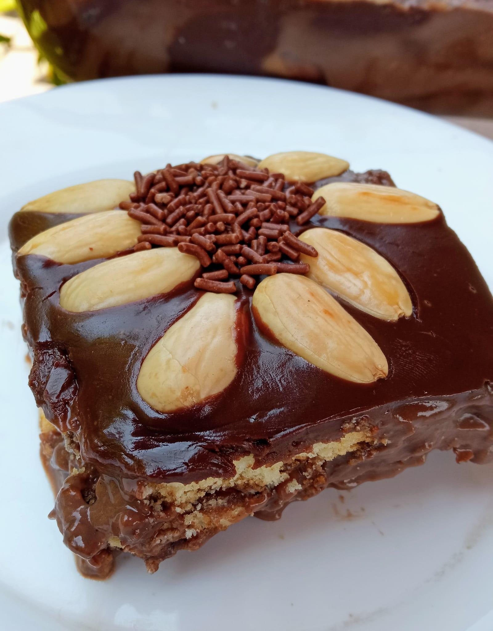 γλυκό-ψυγείου-με-σοκολάτα-και-αμύγδαλα-συνταγή-