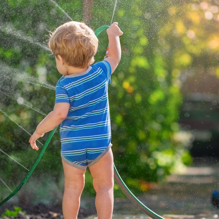 λάστιχο-του-νερού-στον-καύσωνα-κίνδυνος- λάστιχο-του-νερού-στον-καύσωνα-κίνδυνος-