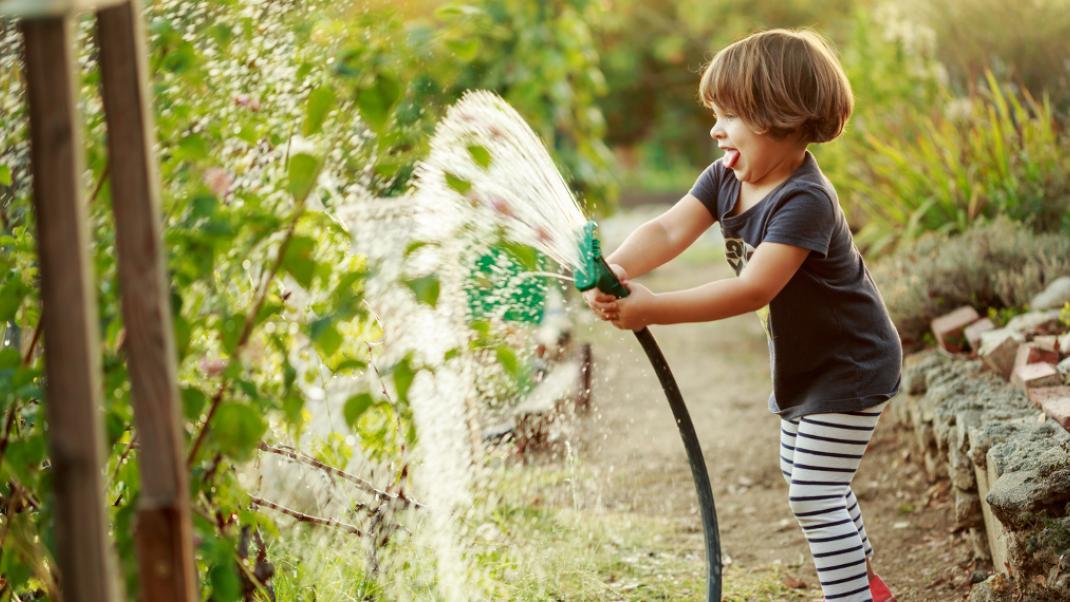 λάστιχο-του-νερού-στον-καύσωνα-κίνδυνος- λάστιχο-του-νερού-στον-καύσωνα-κίνδυνος-