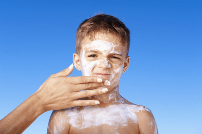 “Μαμά δεν θέλω αντηλιακό”: Πώς να πείσεις τα παιδιά να προσέχουν στην παραλία χωρίς γκρίνια