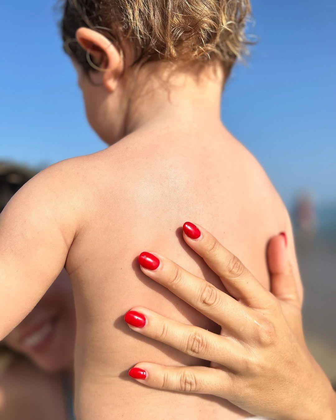 Κατερίνα Στικούδη: Δείτε την μοναδική φωτογραφία με τον 20 μηνών γιο της στην παραλία