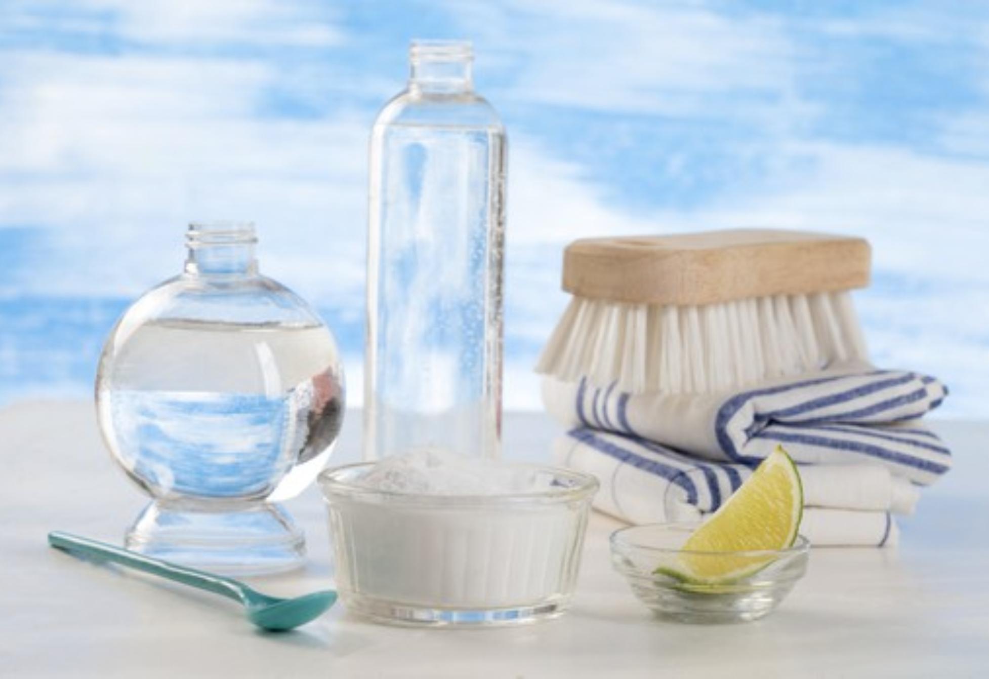 Κιτρινίλες μούχλα και λεκέδες από γρασίδι στα μαξιλάρια εξωτερικού χώρου; Δείτε πως να τα κάνετε σαν καινούρια εύκολα και οικονομικά