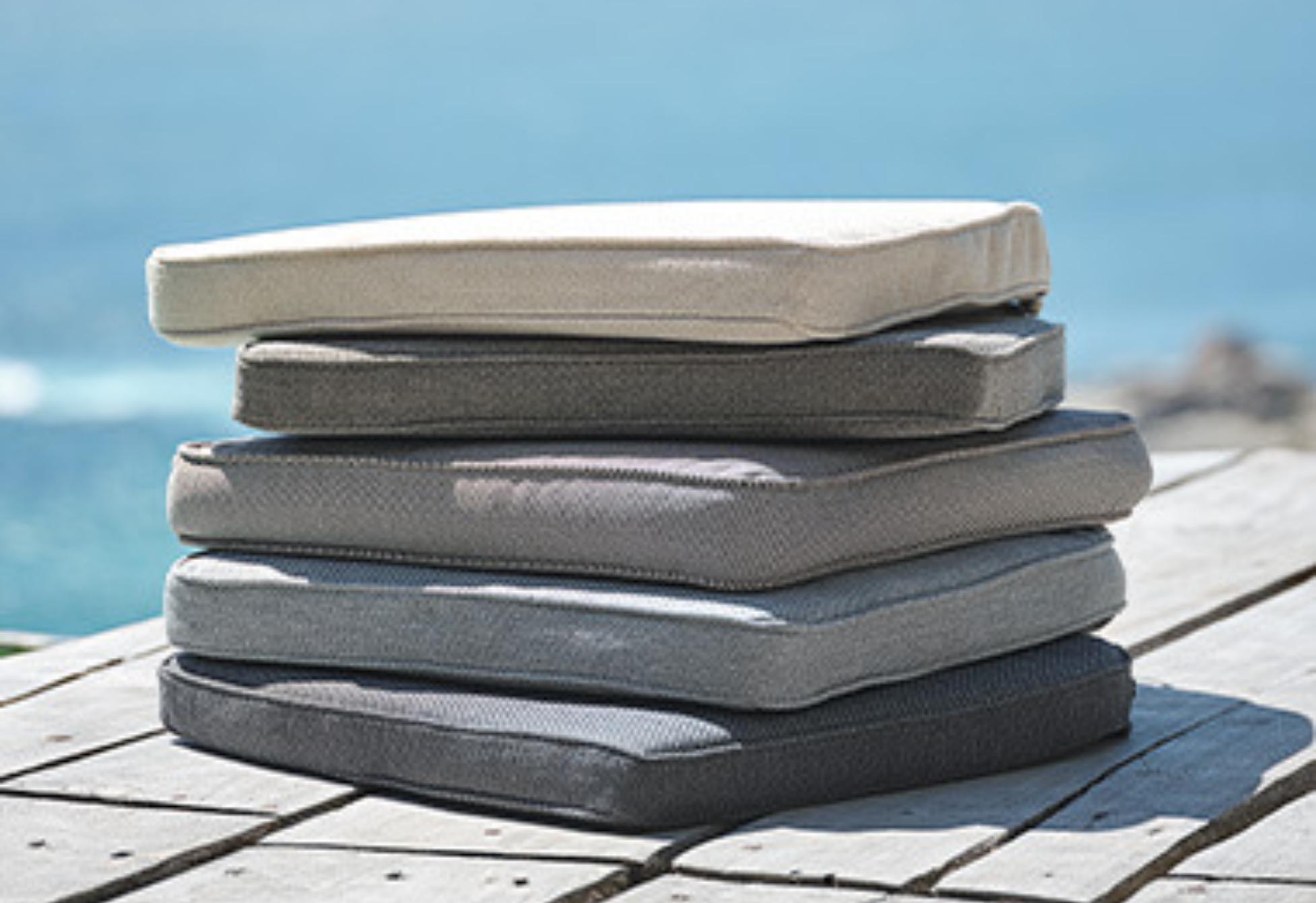 Κιτρινίλες μούχλα και λεκέδες από γρασίδι στα μαξιλάρια εξωτερικού χώρου; Δείτε πως να τα κάνετε σαν καινούρια εύκολα και οικονομικά