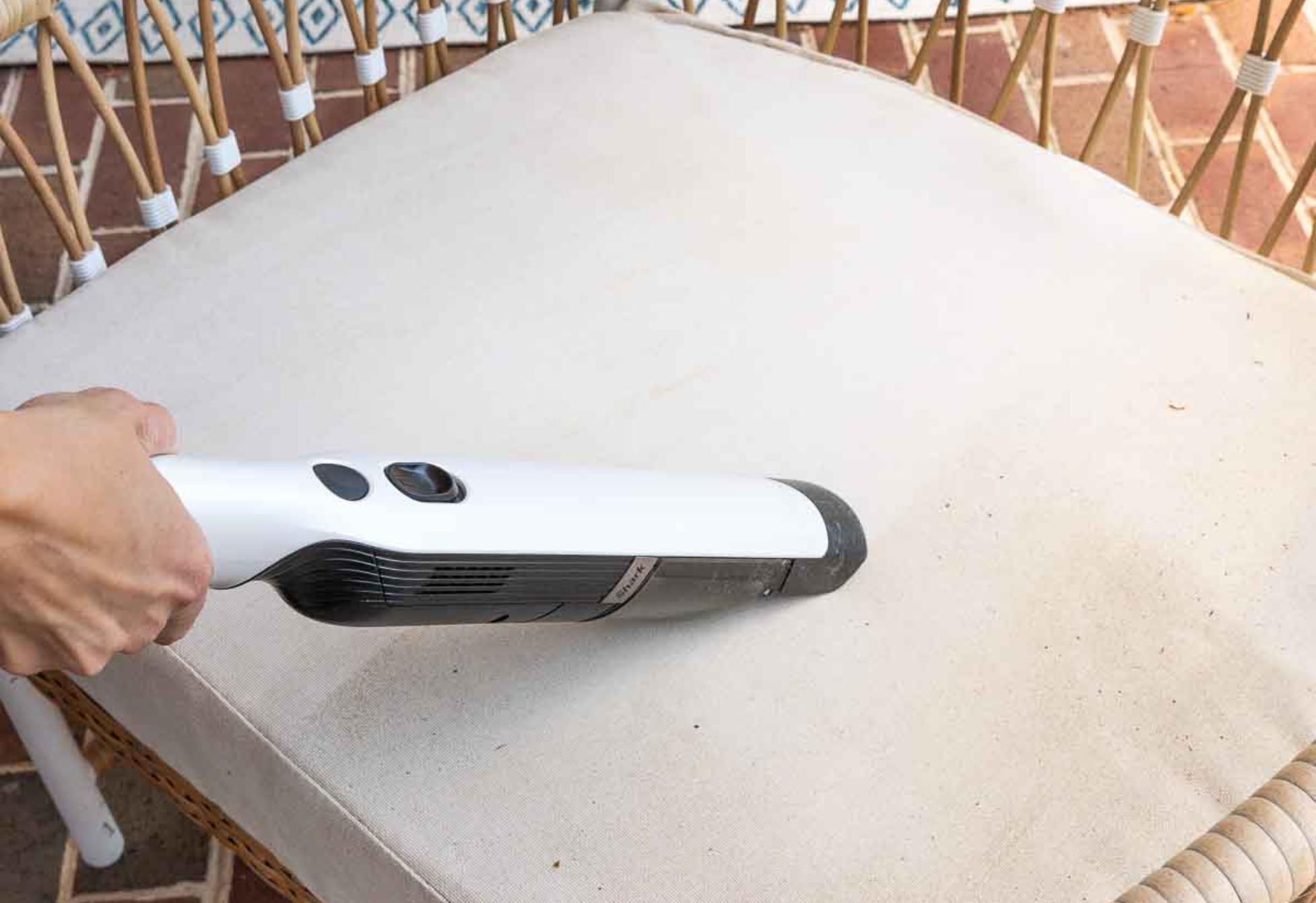 Κιτρινίλες μούχλα και λεκέδες από γρασίδι στα μαξιλάρια εξωτερικού χώρου; Δείτε πως να τα κάνετε σαν καινούρια εύκολα και οικονομικά