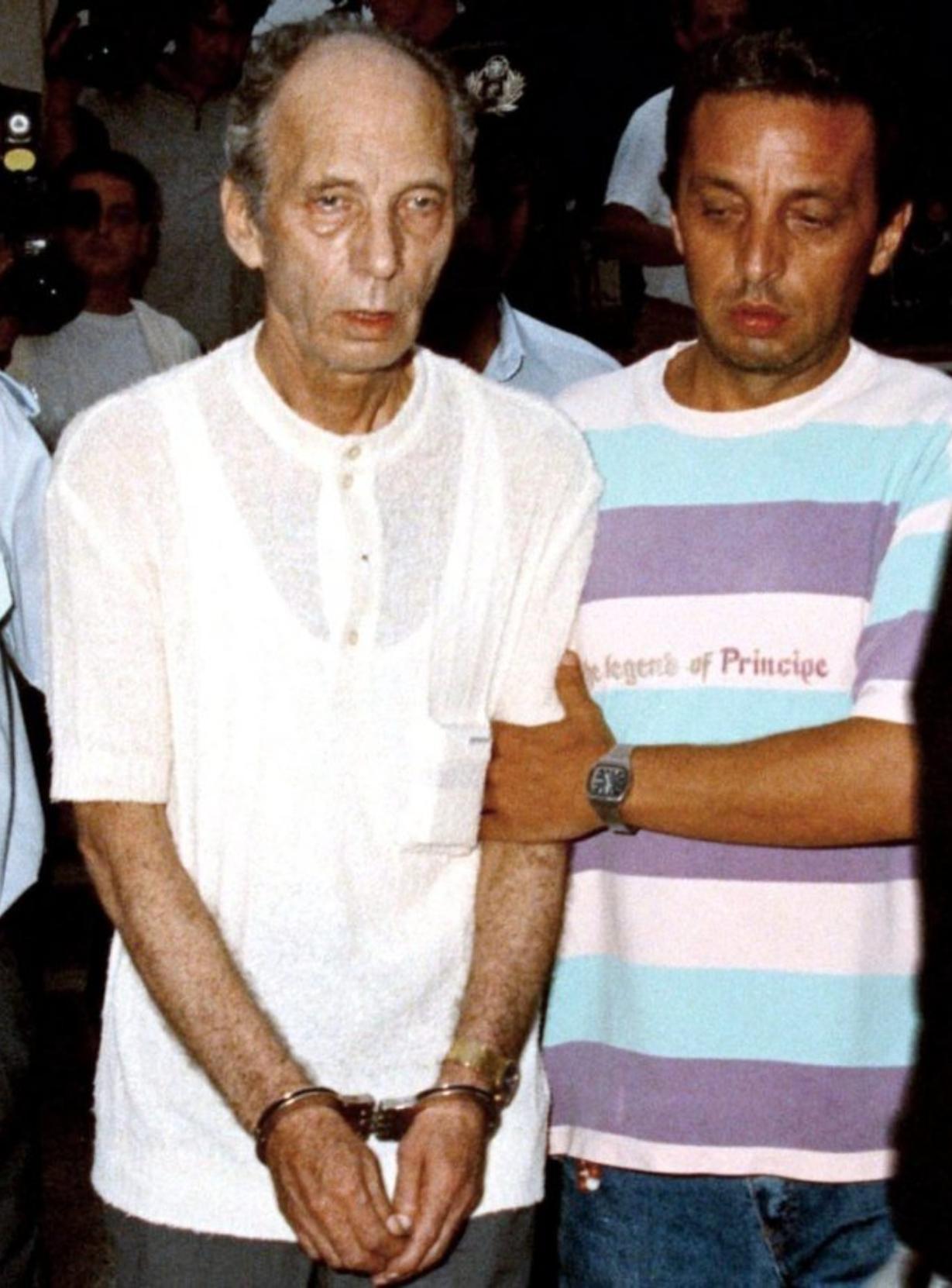 Άκης Πάνου: “Έλα, Παρ’ το και Ρίξε μου” Το βράδυ που σκότωσε τον αγαπητικό της κόρης του – Ένα έγκλημα τιμής που ίσως δεν έκανε