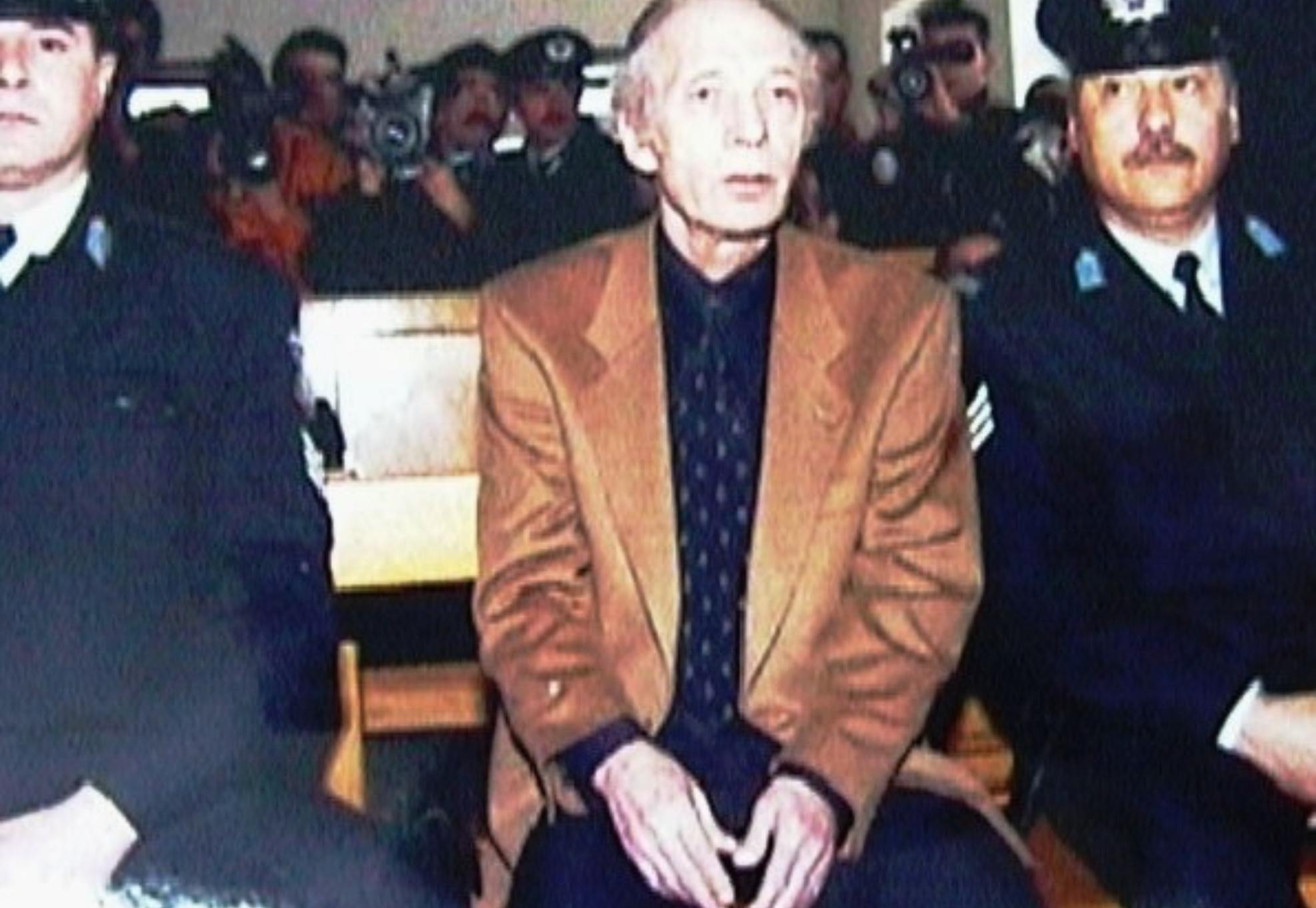 Άκης Πάνου: “Έλα, Παρ’ το και Ρίξε μου” Το βράδυ που σκότωσε τον αγαπητικό της κόρης του – Ένα έγκλημα τιμής που ίσως δεν έκανε