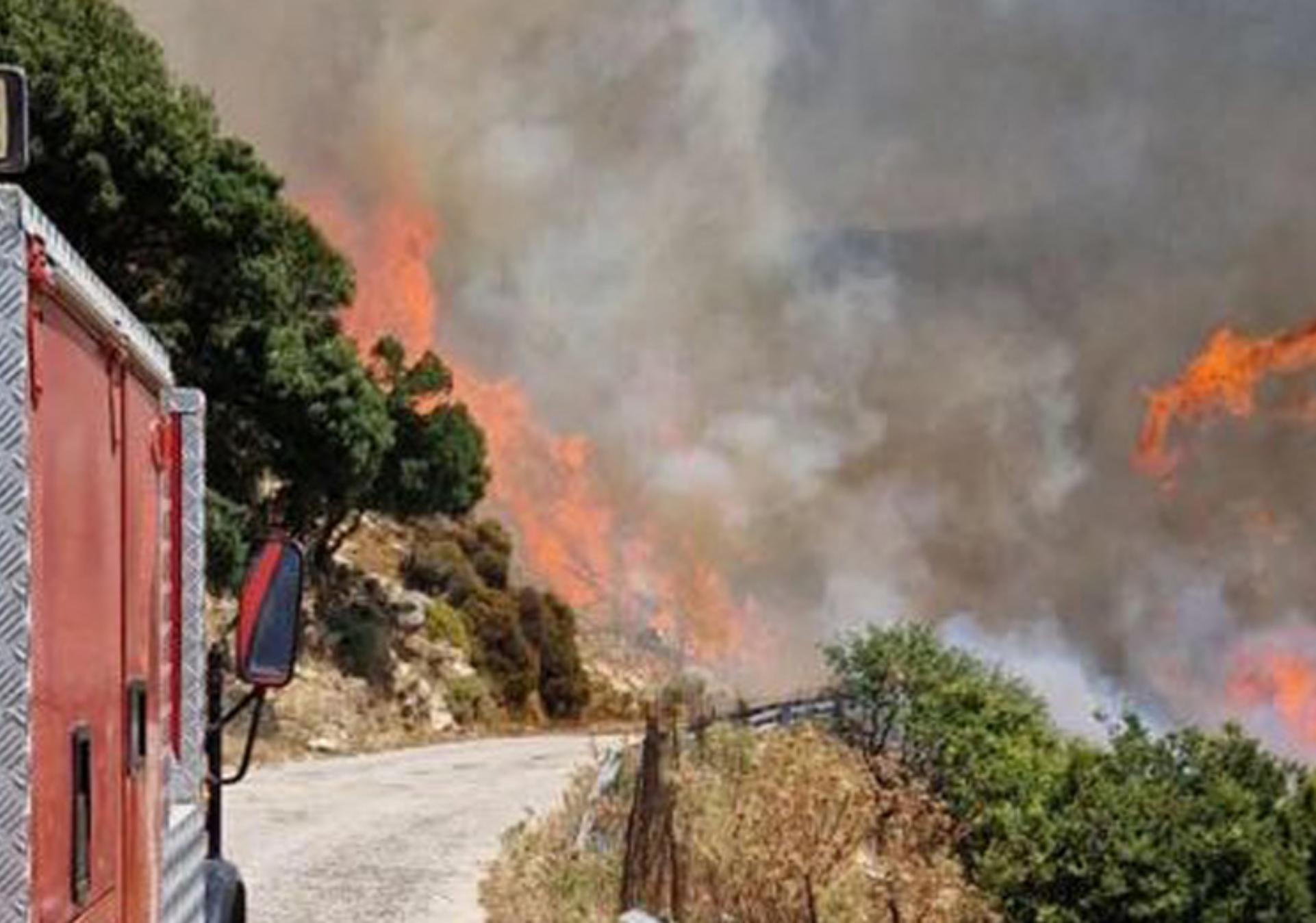 Νάξος: Σε εξέλιξη η φωτιά στην Κεραμωτή – Ενισχυθήκαν οι πυροσβεστικές δυνάμεις από Αθήνα