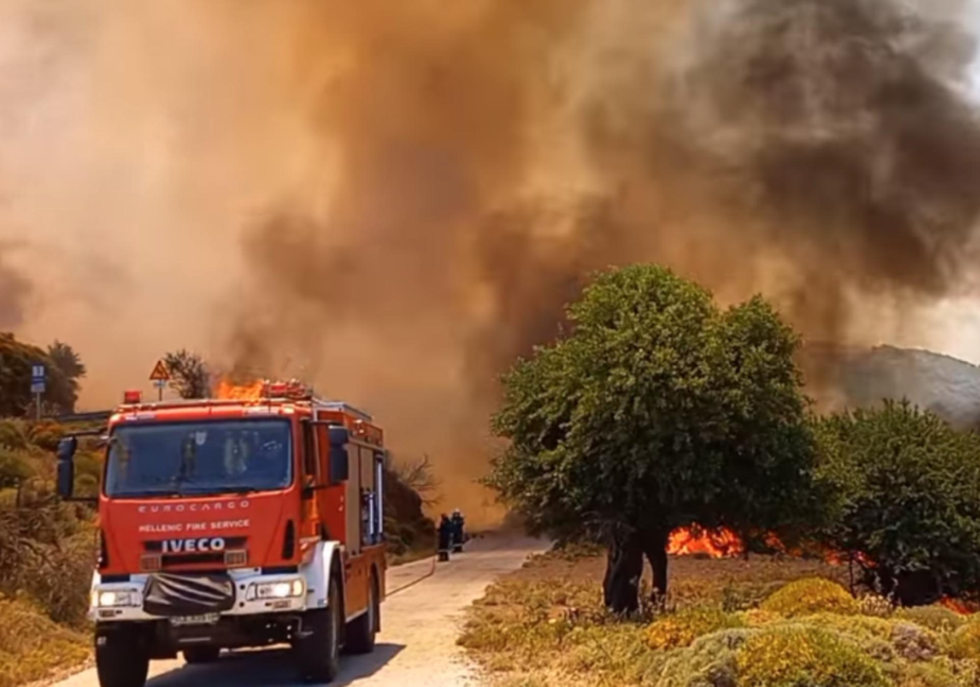 Νάξος: Σε εξέλιξη η φωτιά στην Κεραμωτή – Ενισχυθήκαν οι πυροσβεστικές δυνάμεις από Αθήνα