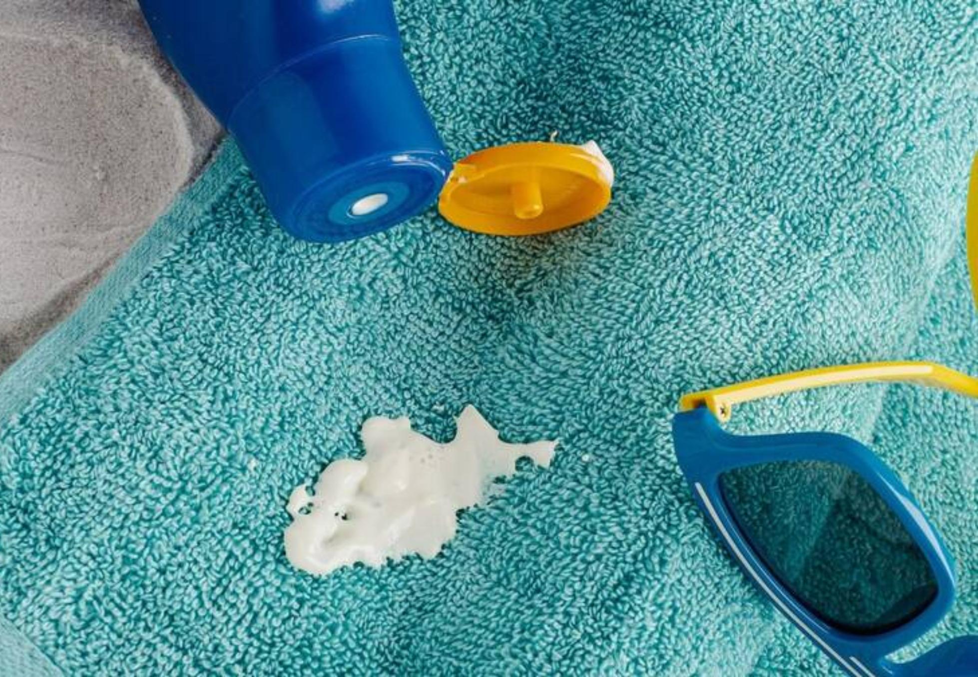 Καθάρισε αντηλιακά μούχλα άμμο και λάδια από τις πετσέτες Θαλάσσης και κάντες αφράτες