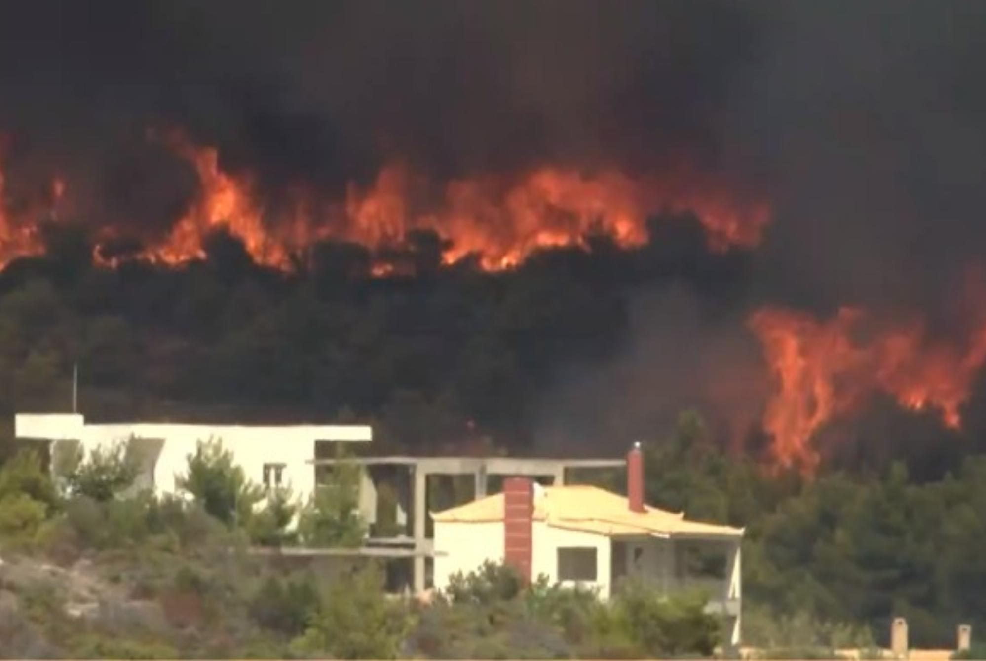 Μεγάλη φωτιά στον Νέο Κουβαρά Κερατέας – Εκκενώνεται ο οικισμός Πέτα – Μήνυμα από το 112