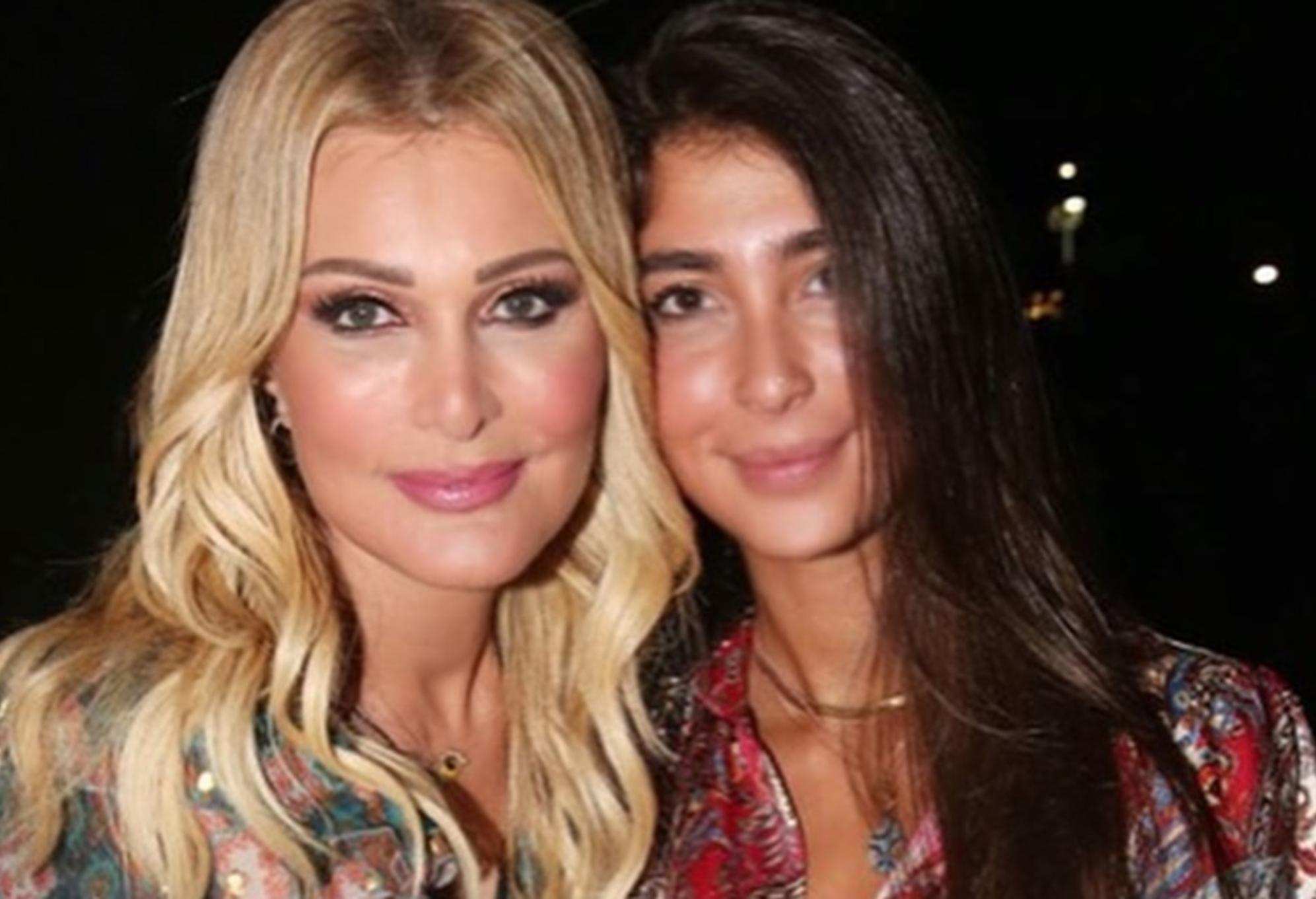 Νατάσα Θεοδωρίδου: Μητέρα και κόρη ανέμελες στη παραλία με τα μαγιό τους