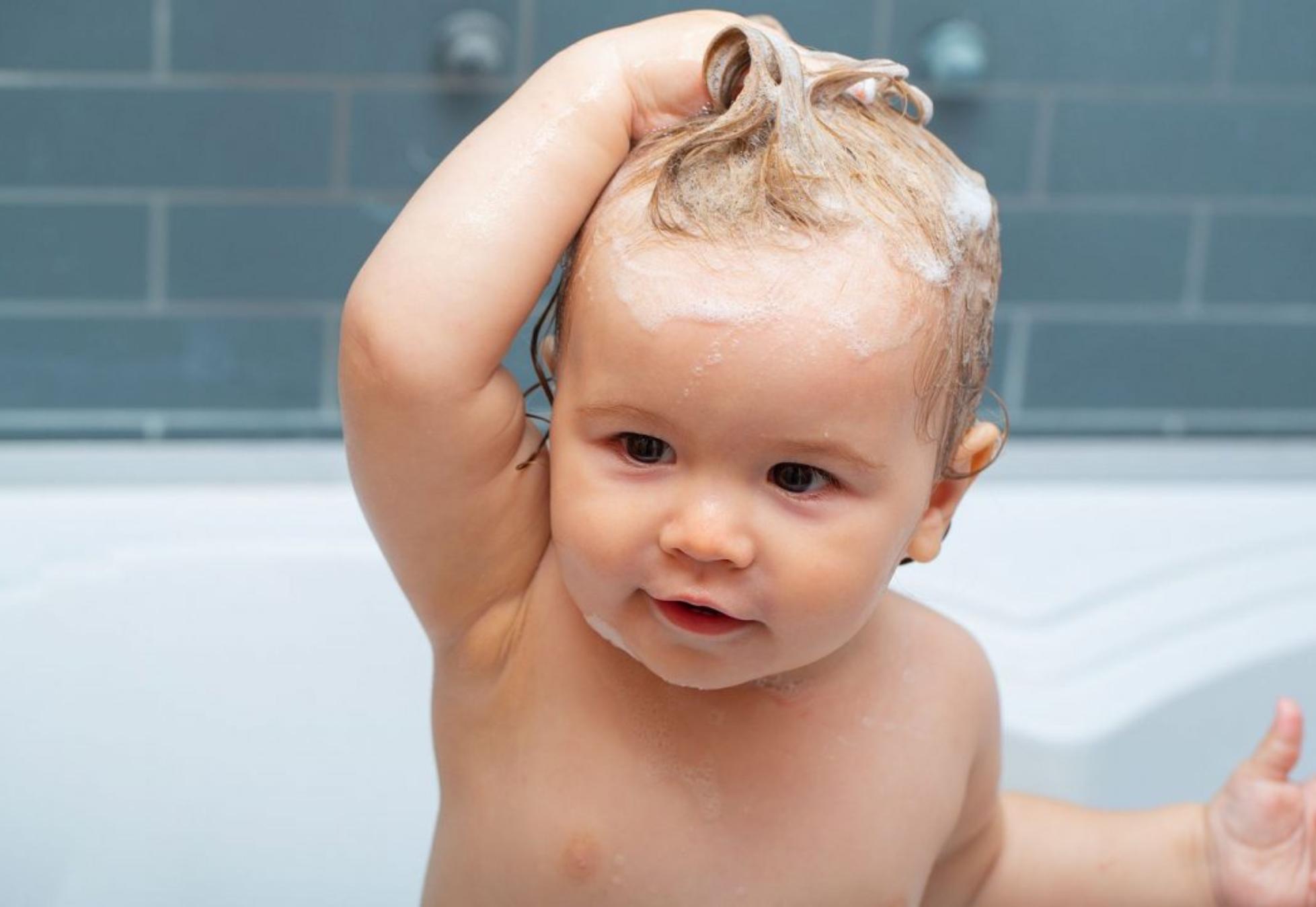Όταν η μαμά δεν είναι σπίτι – Εφευρετικός μπαμπάς κάνει μπάνιο το μωρό ενώ πλένει τα πιάτα