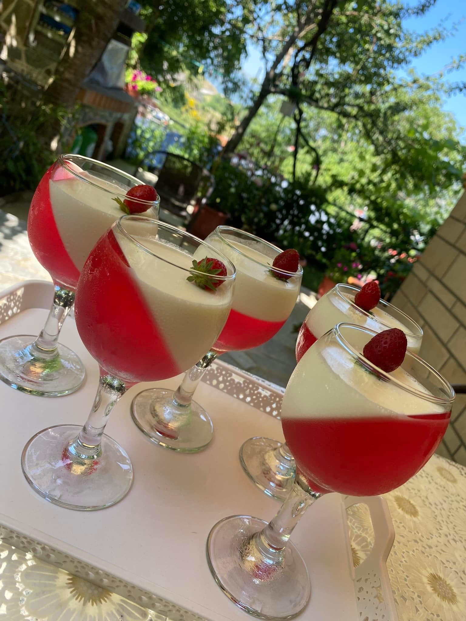 καλοκαιρινά-γλυκά-με-ζελέ-και-κρέμα-συνταγή-