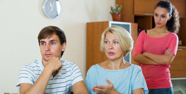 η-γυναίκα μου-δεν-εμπιστεύεται-την-μάνα-μου-με-το-παιδί-