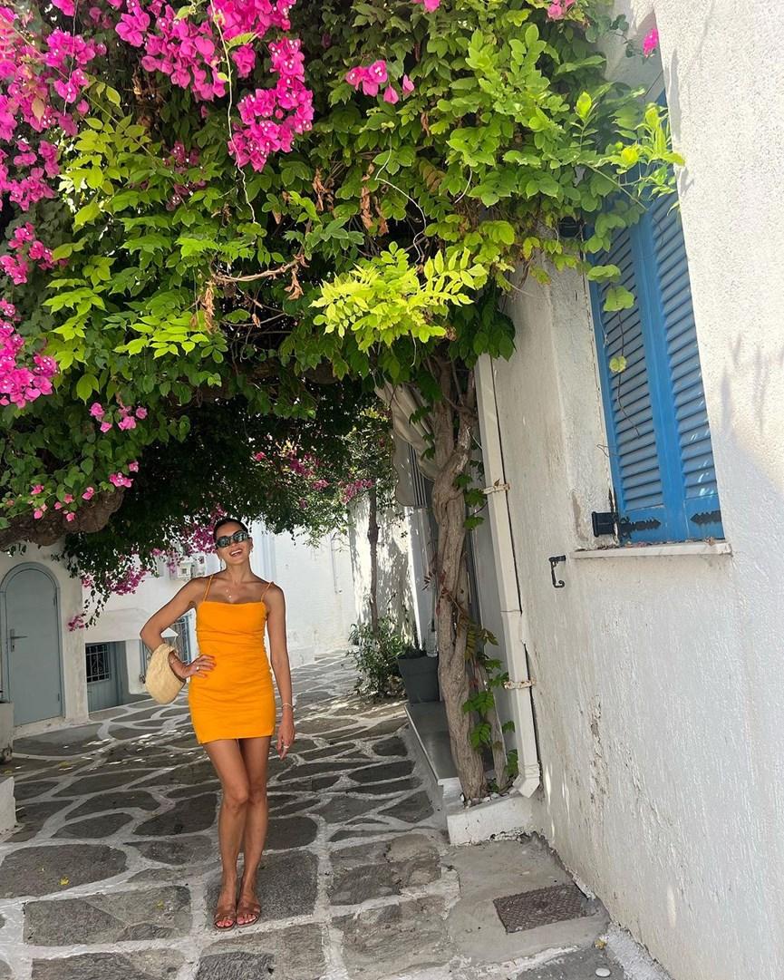 Η Σταματίνα Τσιμτσιλή φόρεσε το φόρεμα που θα αναδείξει το μαύρισμα σου και θα τονίσει τα πόδια σου