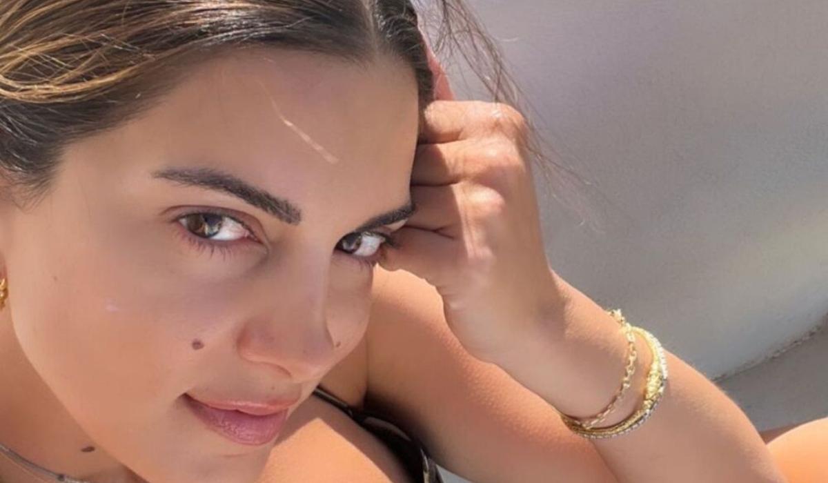 Η Σταματίνα Τσιμτσιλή φόρεσε το φόρεμα που θα αναδείξει το  μαύρισμα σου και θα τονίσει τα πόδια σου