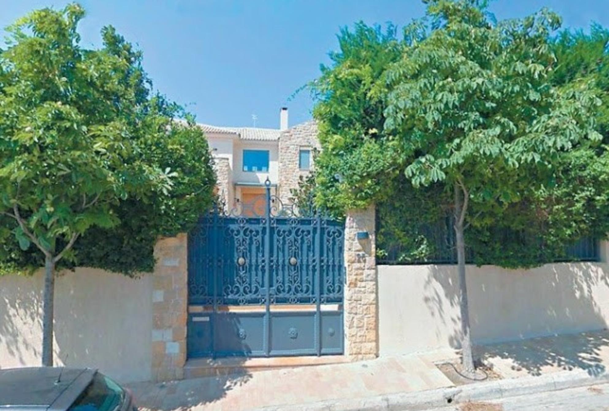 Φωτιά Κάρυστος: Στιγμές αγωνίας για την Ελένη Μενεγάκη και το σπίτι της