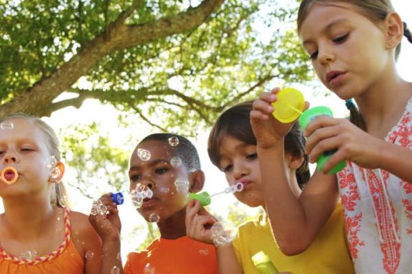 Γιατί τα παιδιά περνούν καλύτερα με τους γονείς το Καλοκαίρι; Οι 5 λόγοι που το κάνουν πολύτιμο