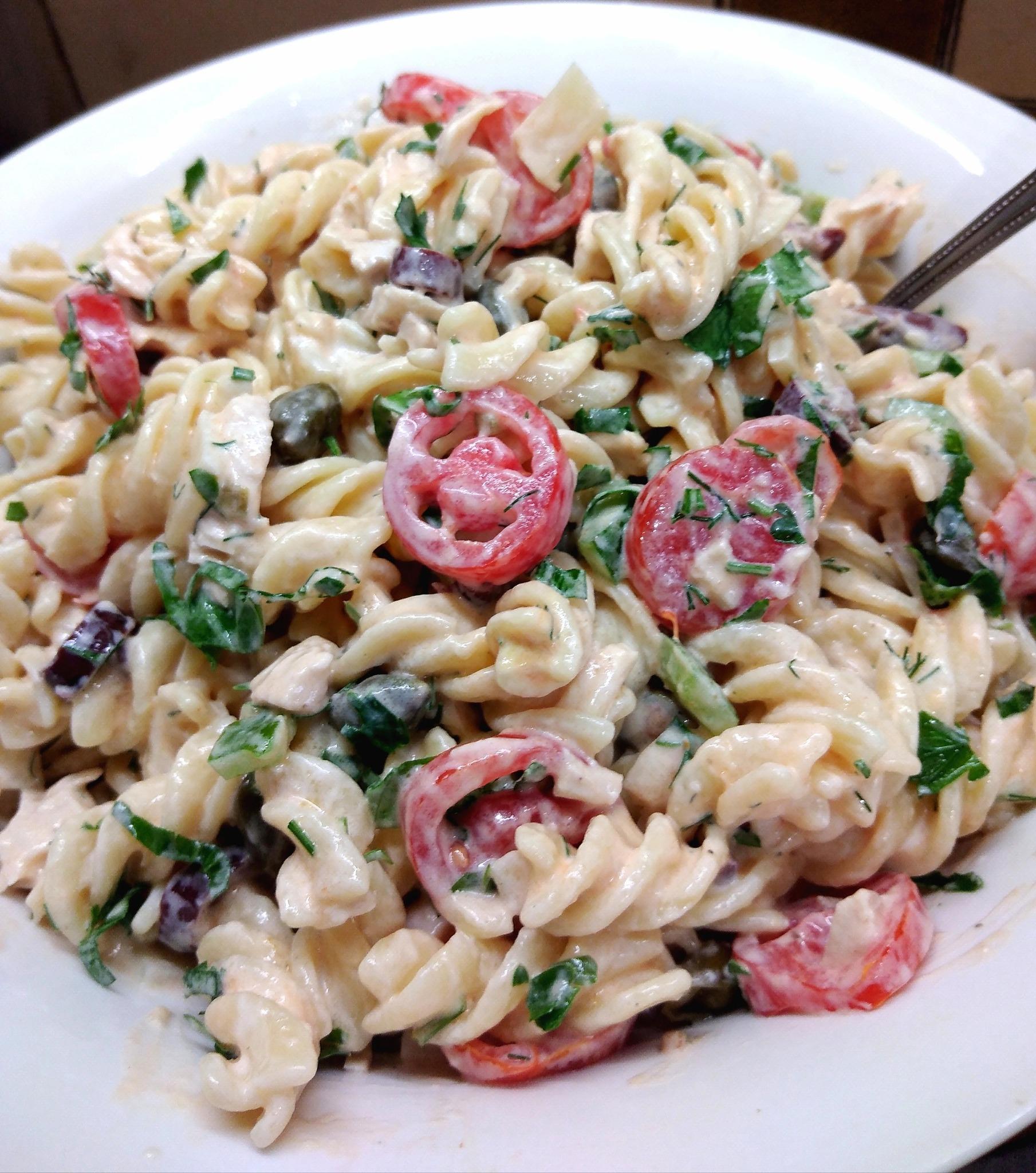 μακαρονοσαλάτα-με-κοτόπουλο-και-σώς γιαουρτιού-συνταγή-