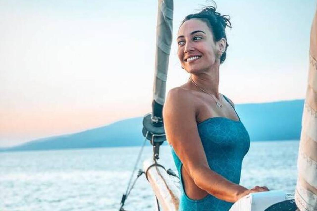 Ευγενία Σαμαρά: Διασκεδάζει τις διακοπές της στον καταρράκτη της Σαμοθράκης