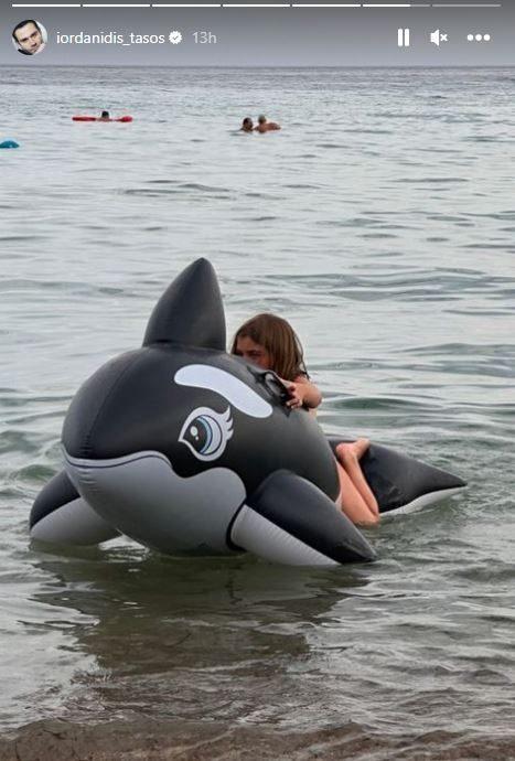 H Γη της ελιάς  – Τάσος Ιορδανίδης :  Παιχνίδια στη θάλασσα με την οικογένειά του