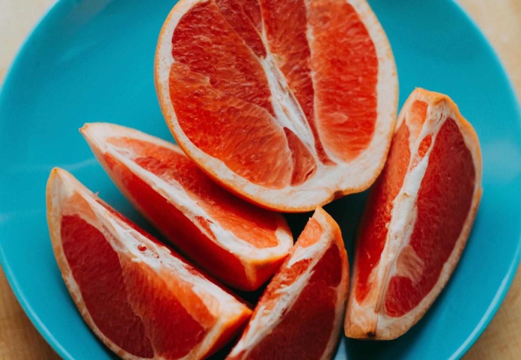 Αυτό είναι το φρούτο που ρίχνει τη θερμοκρασία του σώματος και μειώνει την αίσθηση της πείνας