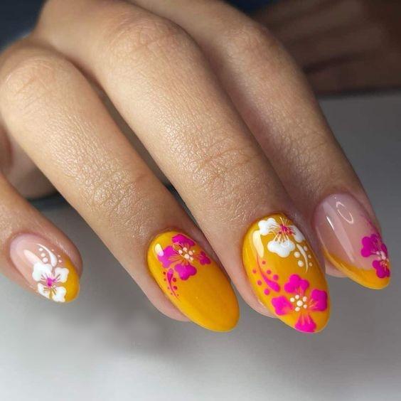 μουσταρδί-νύχια-με-φούξια-και-λευκά-λουλούδια-ιδέες-