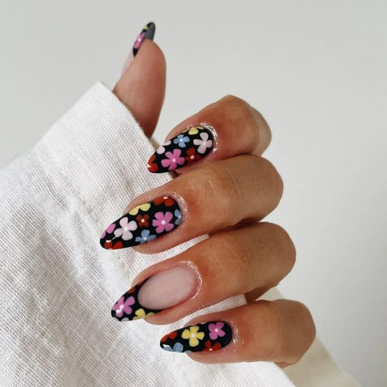 μαύρα-φλοράλ-νύχια-ιδέες-