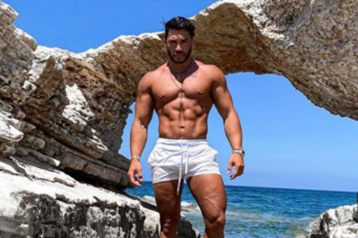 Γιώργος Ασημακόπουλος: Σχεδόν ημίγυμνος στα στενά της Μυκόνου