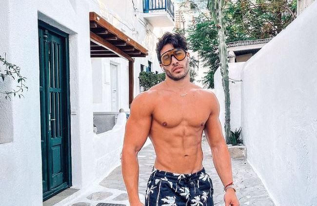 Γιώργος Ασημακόπουλος: Σχεδόν ημίγυμνος στα στενά της Μυκόνου