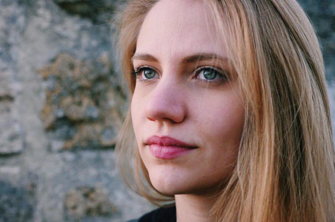 Η Φωτεινή Παπαθεοδώρου από το Μαύρο Ρόδο φοράει μπορντό κραγιόν στην καρδιά του καλοκαιριού και ρίχνει το Instagram