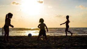 Προσοχή στη θερμοπληξία και την κολύμβηση στα παιδιά : Οι Παιδίατροι συμβουλεύουν