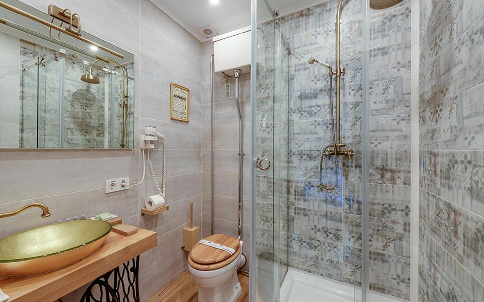 Το κόλπο με το σεντόνι για να καθαρίσετε την ντουζιέρα από άλατα κιτρινίλες και βρωμια