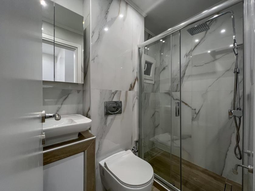 Το κόλπο με το σεντόνι για να καθαρίσετε την ντουζιέρα από άλατα κιτρινίλες και βρωμια