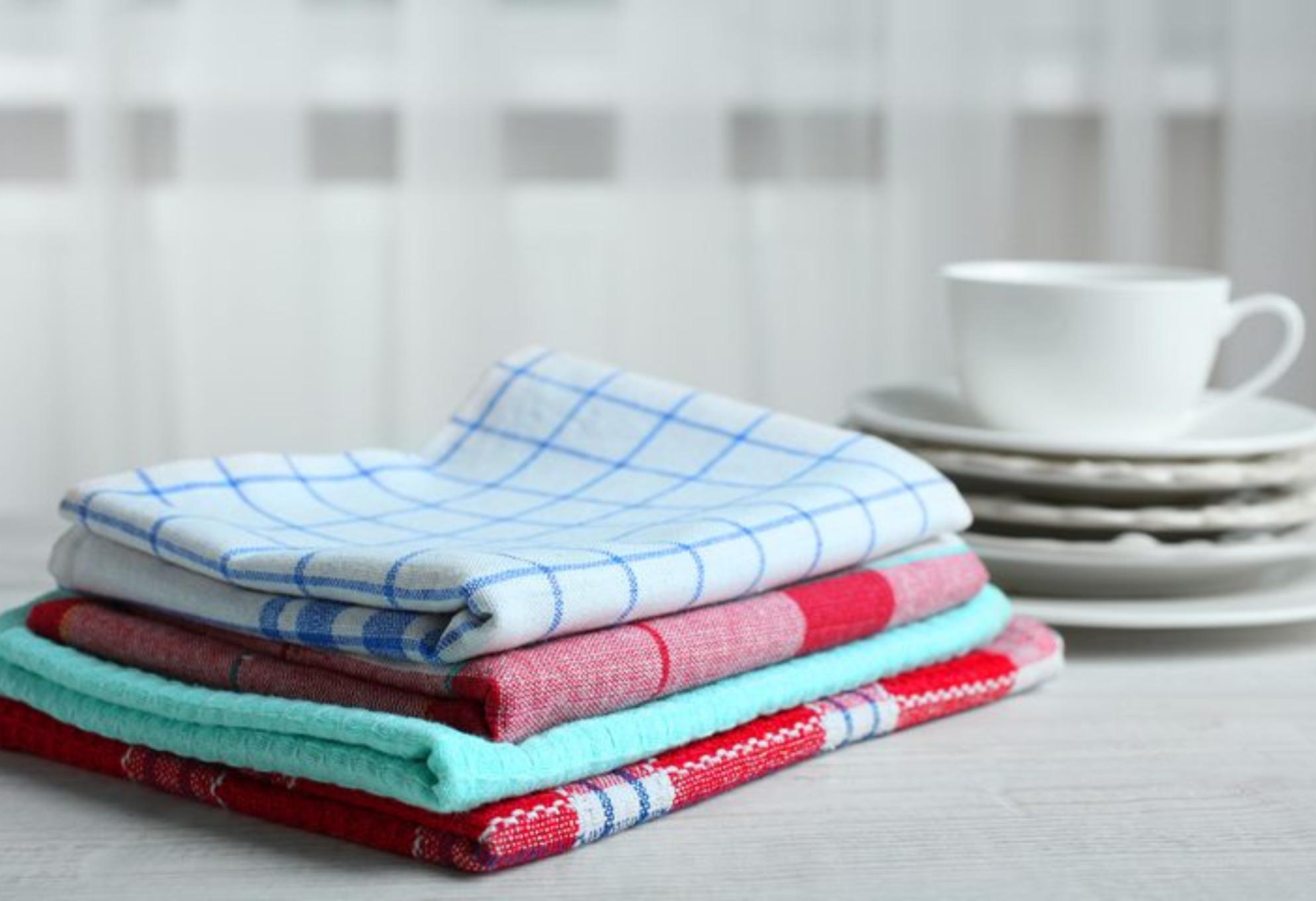 Λαδιές, Μαυρίλες και Βρωμιά στις πετσέτες της κουζίνας: Πως θα τις καθαρίσετε