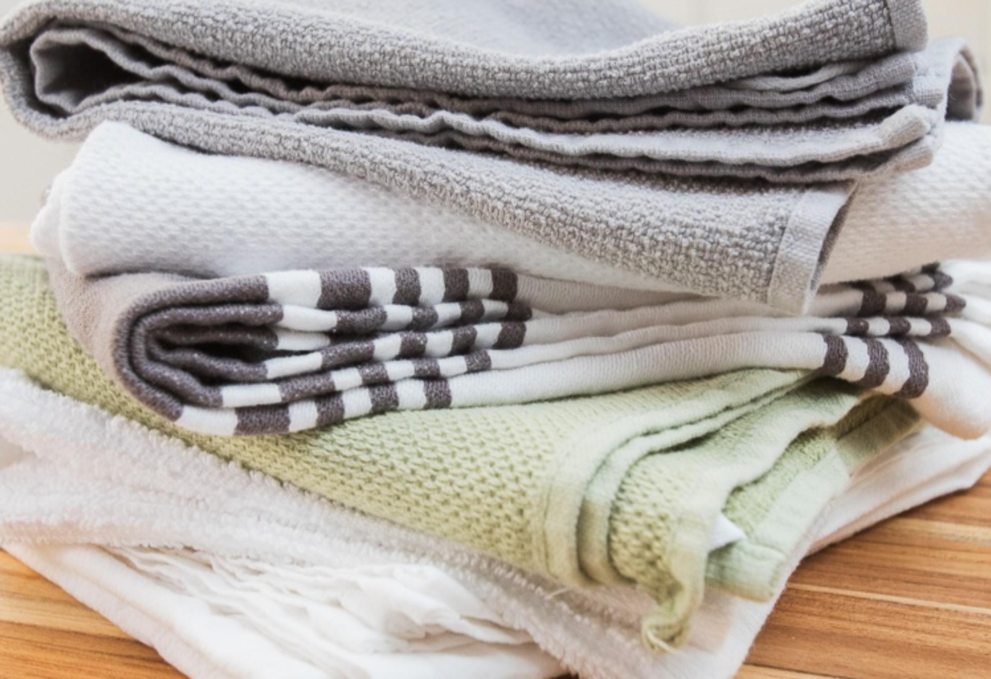 Λαδιές, Μαυρίλες και Βρωμιά στις πετσέτες της κουζίνας: Πως θα τις καθαρίσετε