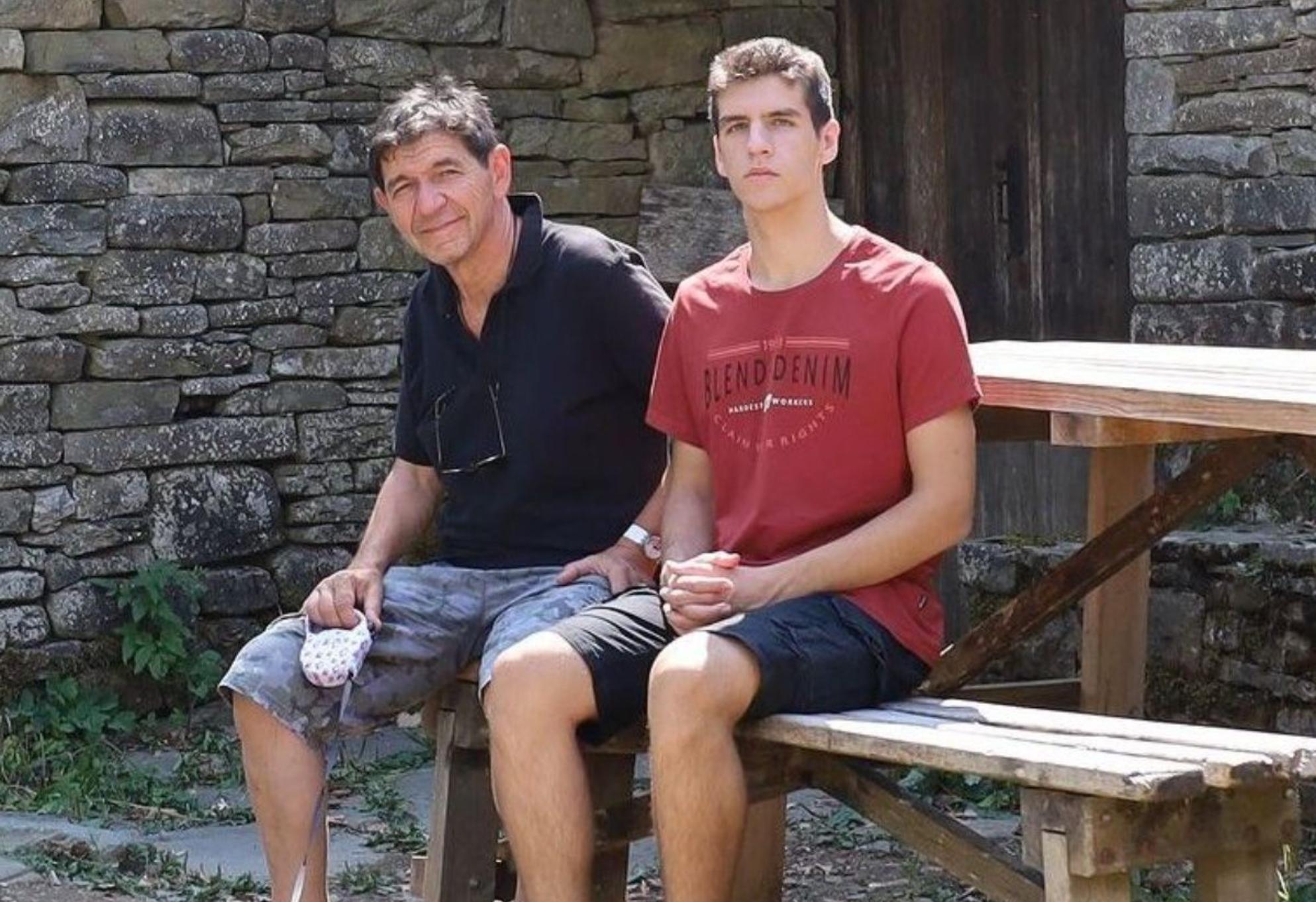 Ο Λευτέρης από το Μαύρο Ρόδο φωτογραφίζεται με το γιο του στις διακοπές τους στην Ισλανδία