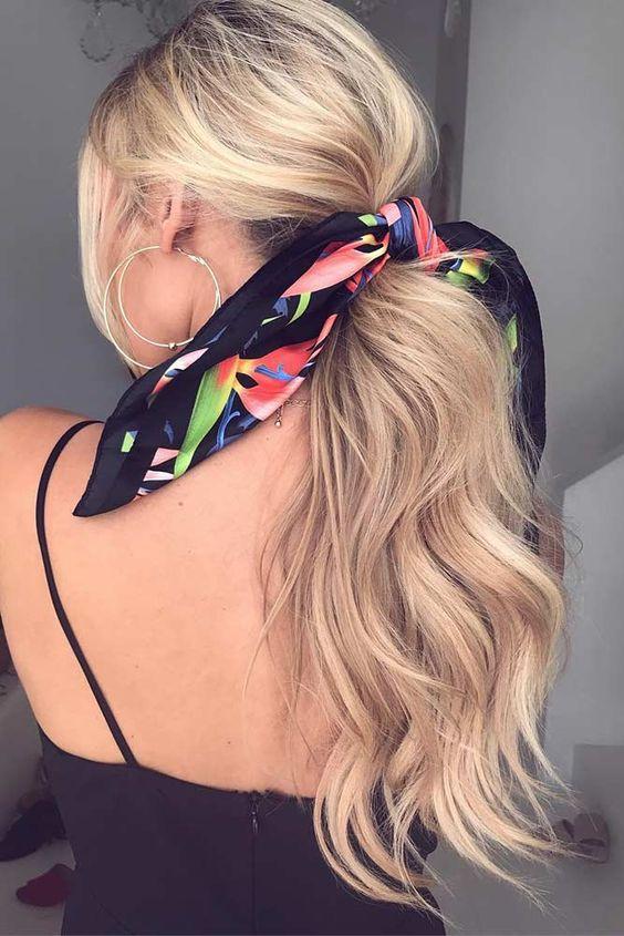 ιδέες-για-καλοκαιρινά χτενίσματα-τον-Αύγουστο 2023-με-ponytail-αλογοουρά-