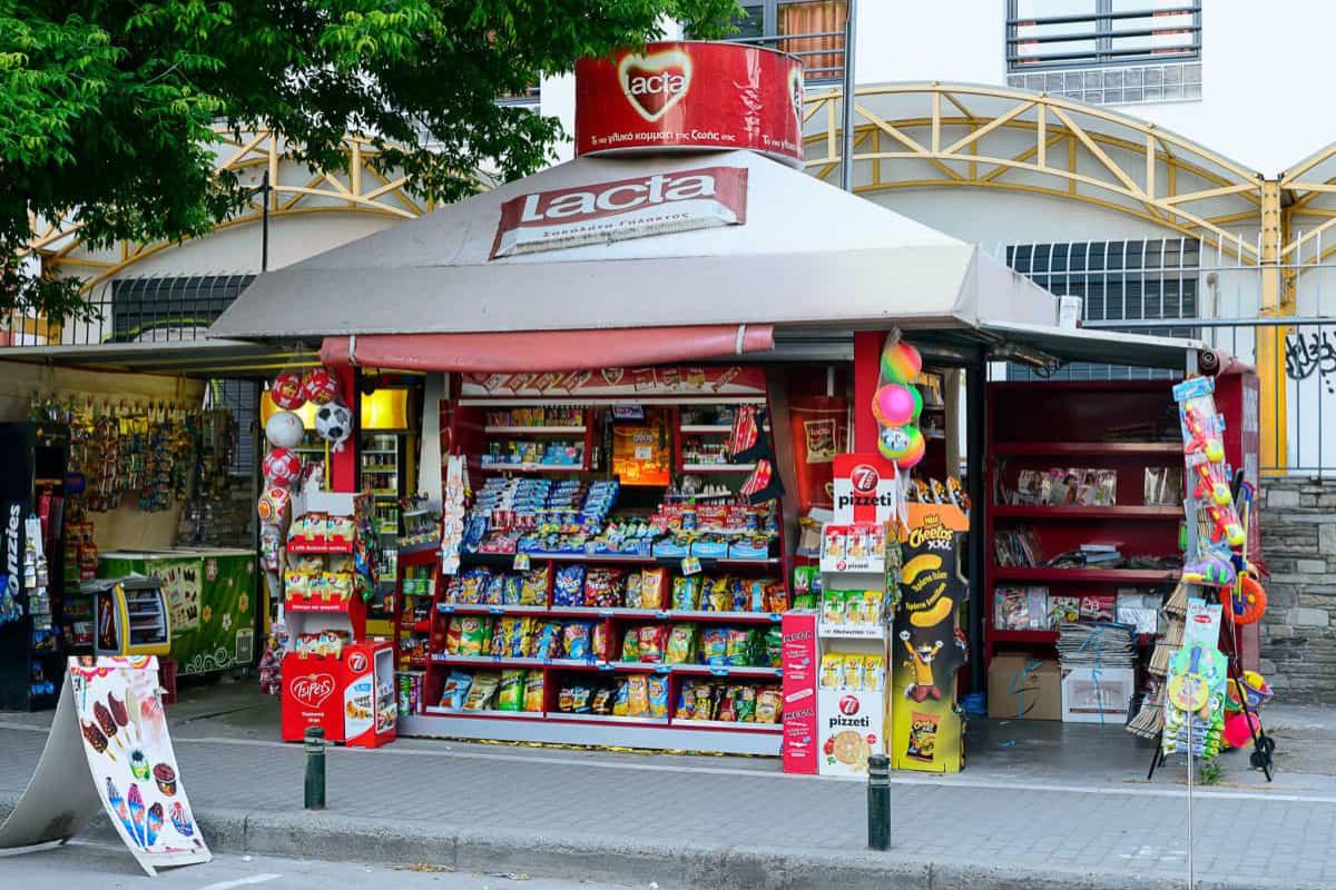 Κατερίνη: Άνδρας έσπρωξε με μανία ανήλικο και τον πέταξε πάνω σε ράφια περίπτερου (Βίντεο)