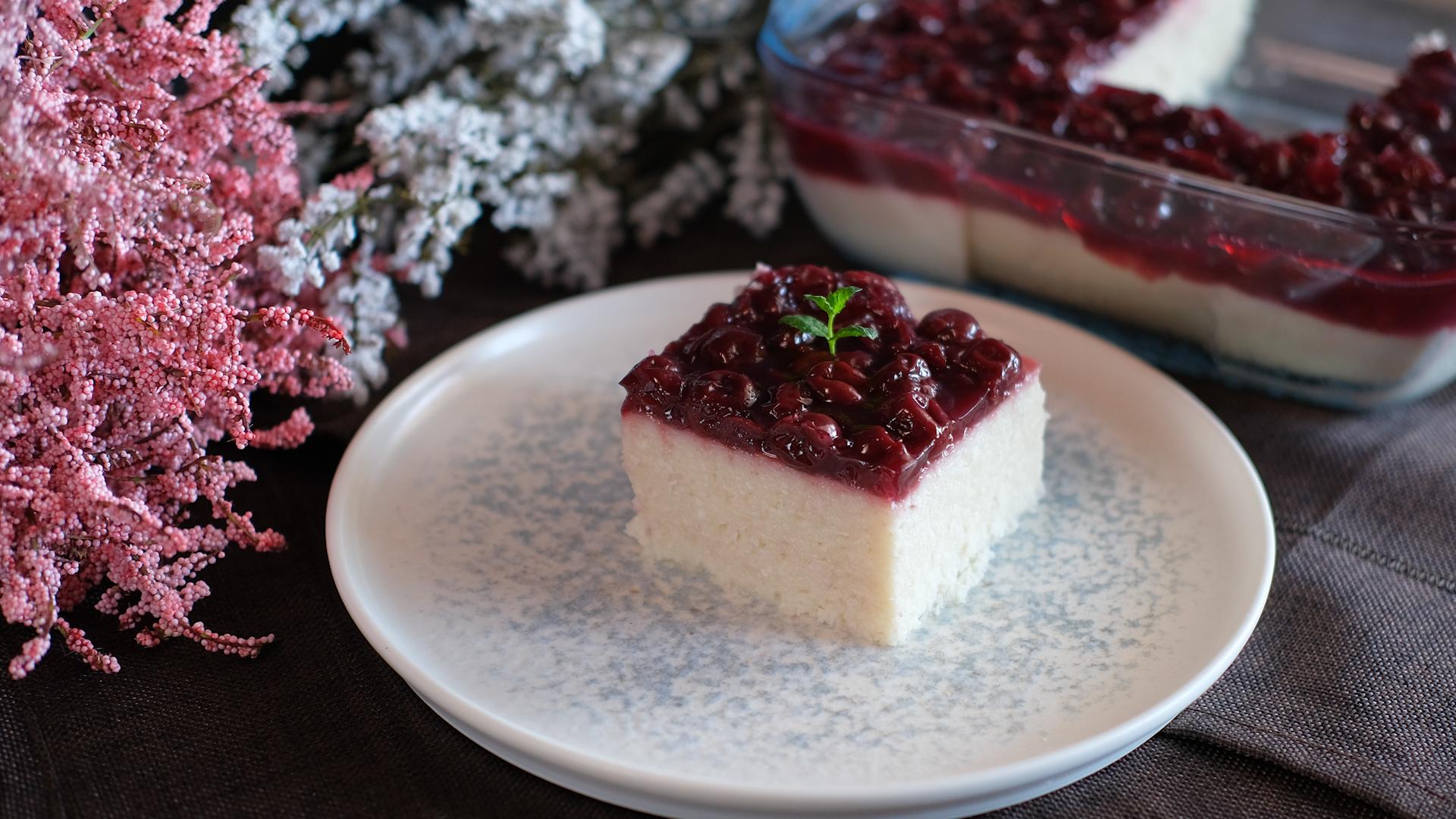 νηστίσιμο-γλυκό-ψυγείου-με-ινδοκάρυδο-και-βύσσινο-συνταγή-