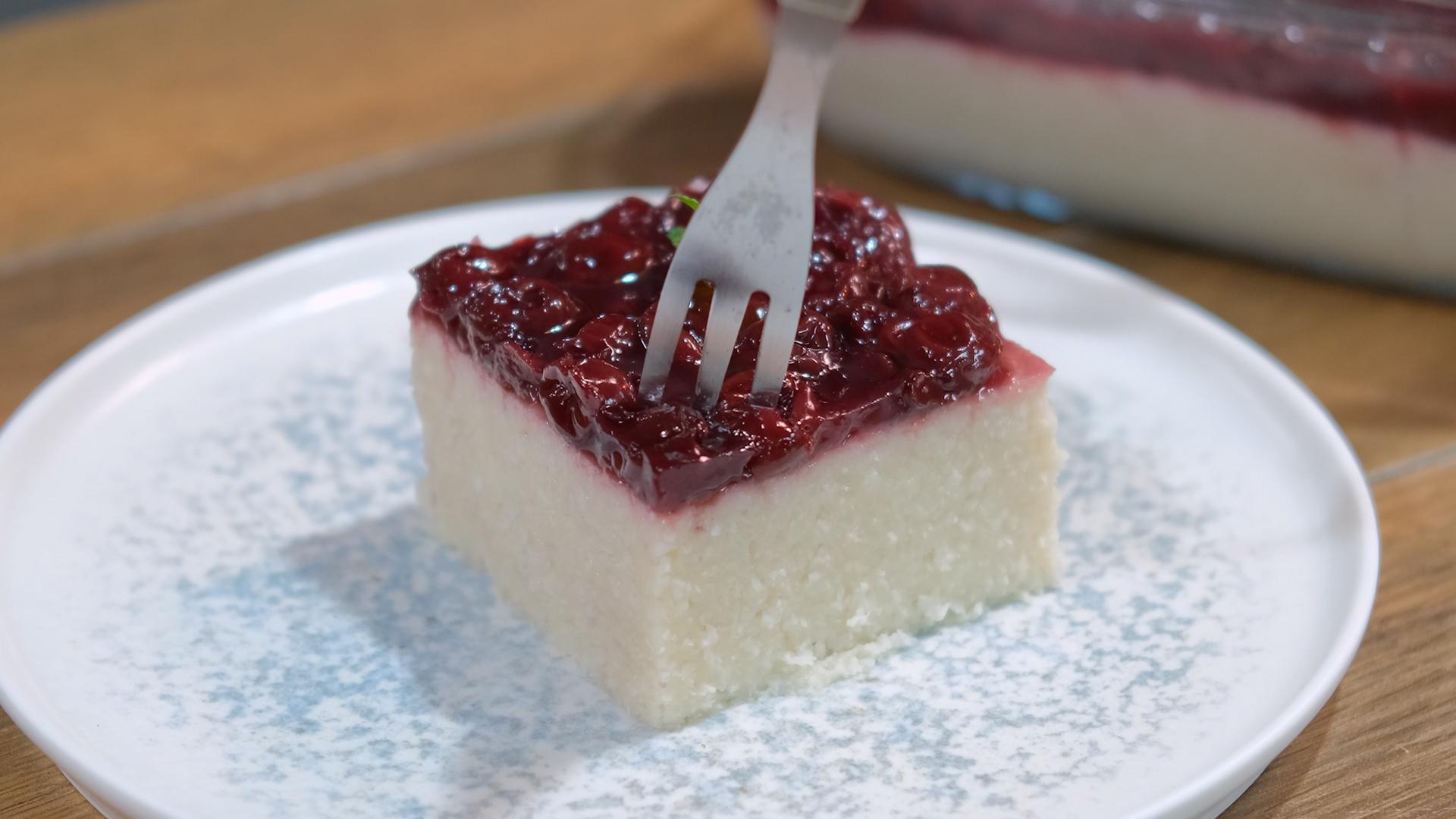 νηστίσιμο-γλυκό-ψυγείου-με-ινδοκάρυδο-και-βύσσινο-συνταγή-